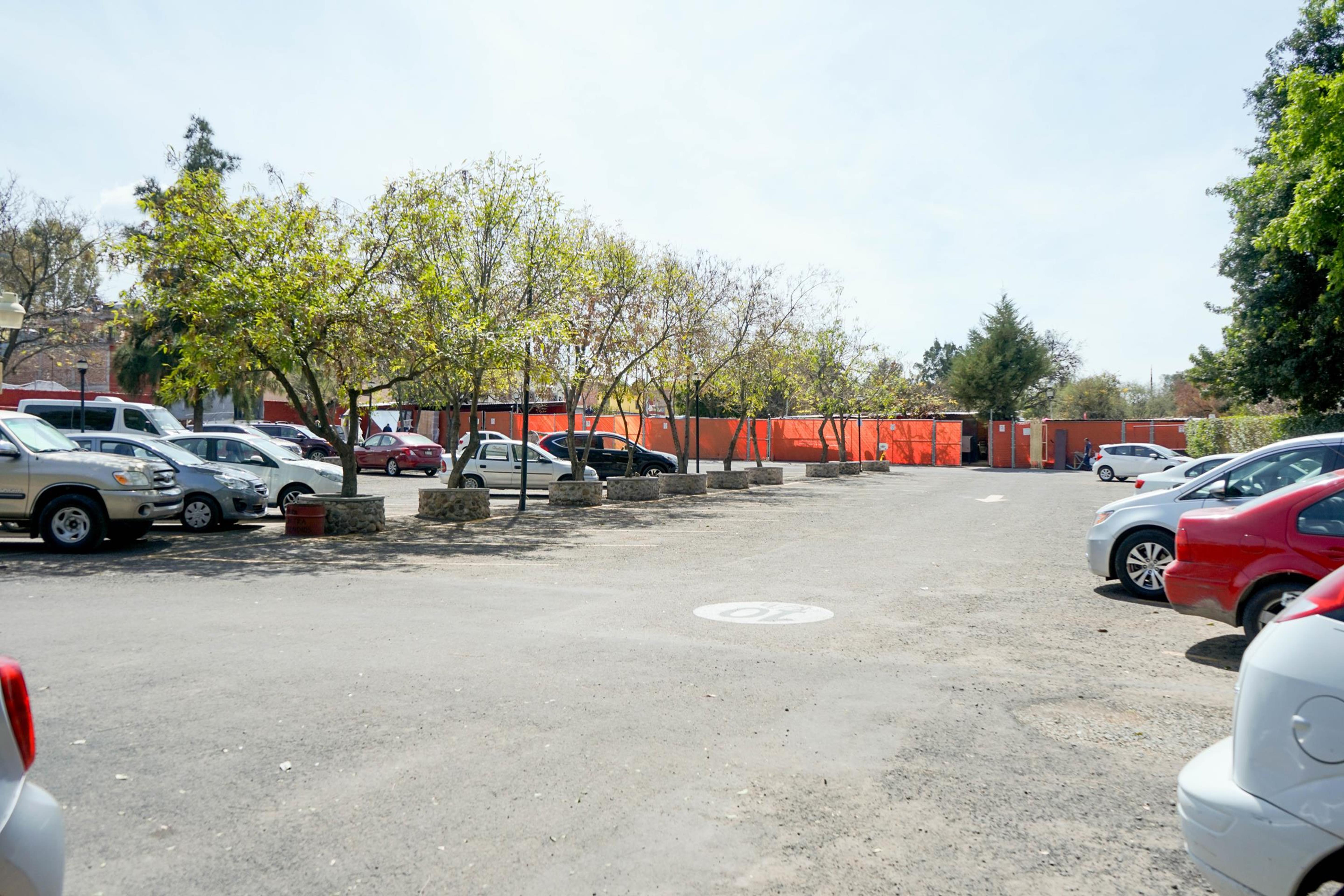 Real De Minas San Miguel De Allende Bagian luar foto The parking lot of the station